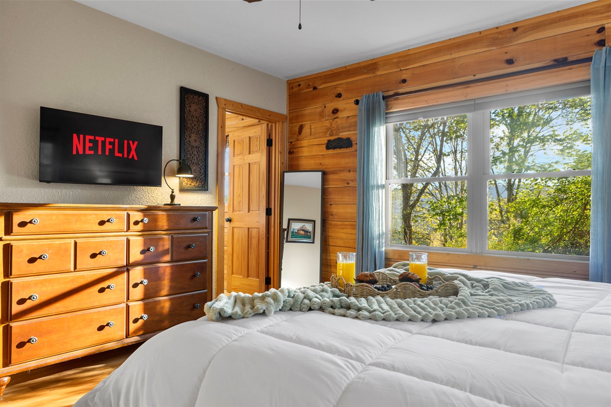 Bedroom Retreat: Enjoy Netflix and mountain views from this serene, sunlit escape!