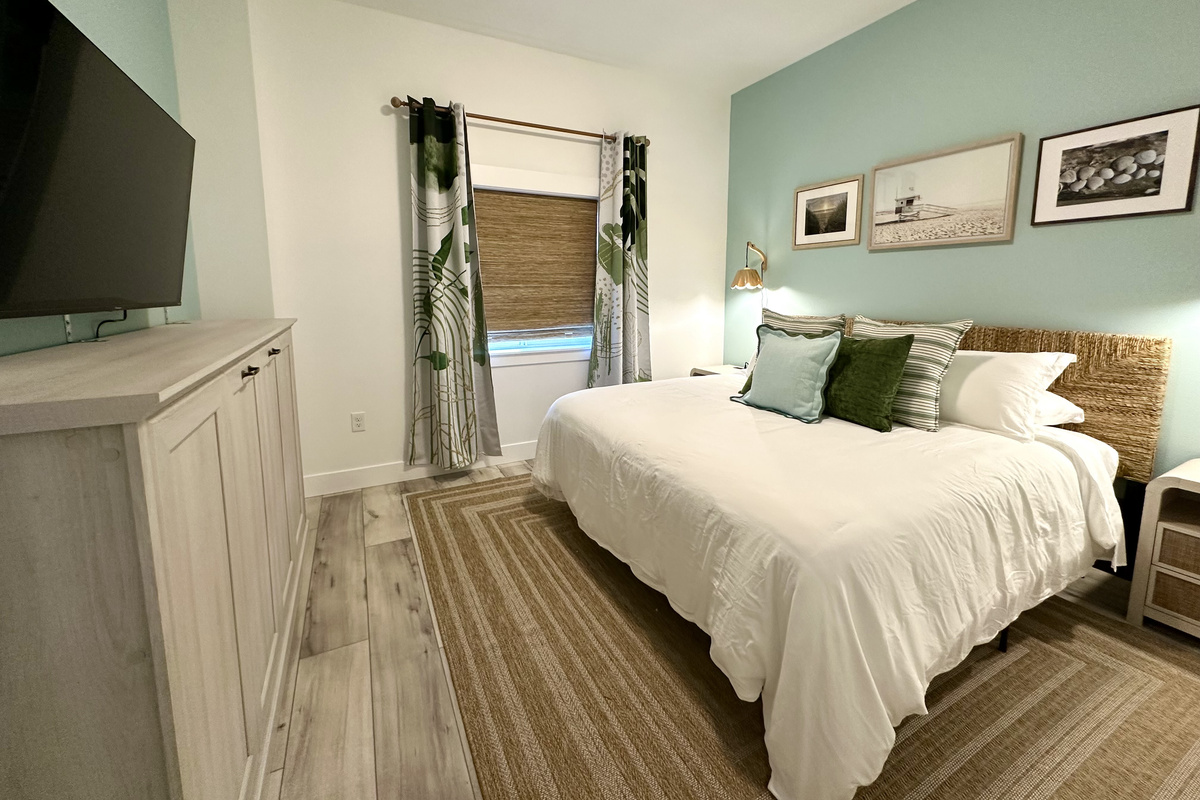 Stretch out under soaring ceilings with your own TV, and pull out the twin Murphy bed if the family needs one more spot to sleep.