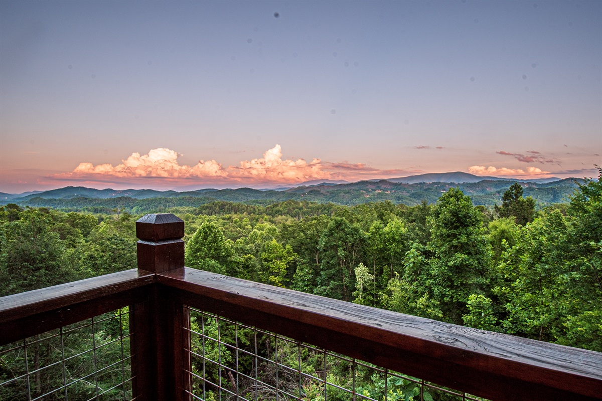 Incredible views from double, wraparound decks and views of the iconic Mt. Leconte await you at The Heartbreaker! An easy drive just moments from the parkway.