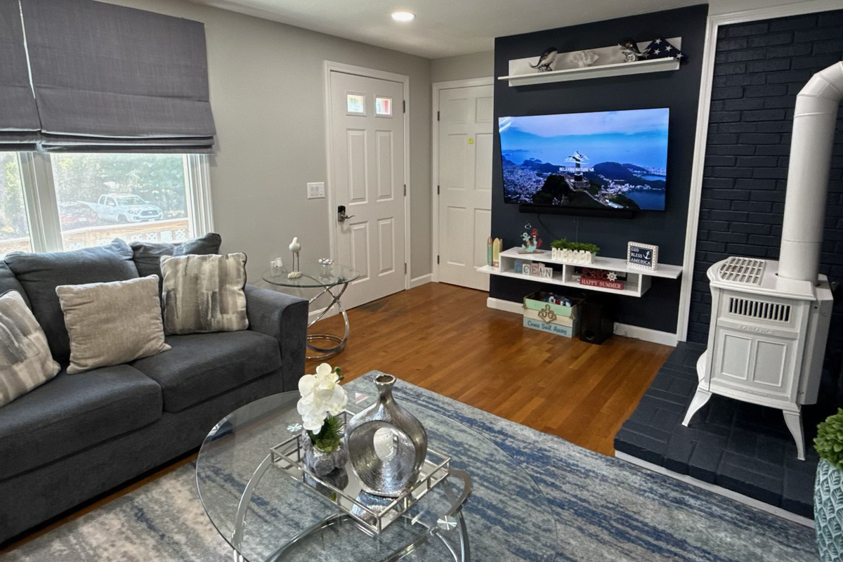 Living Room w 48” flat screen TV