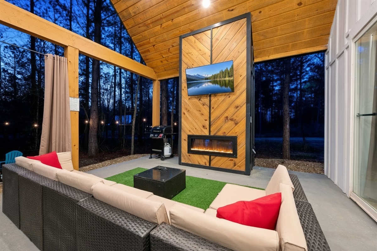 The ultimate outdoor hangout—day or night.