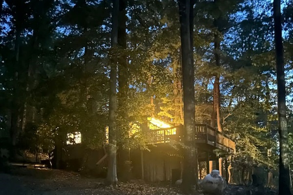 Your glamping escape awaits! Unwind on the wraparound deck with your morning coffee or evening wine, surrounded by nature. Enjoy a cozy evening by the gas fire pit or grill dinner under the stars—luxury meets the great outdoors.