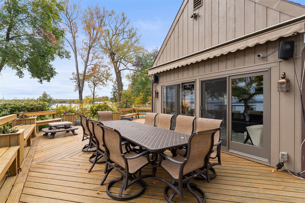 Dine outdoors while soaking in breathtaking lakefront views.
