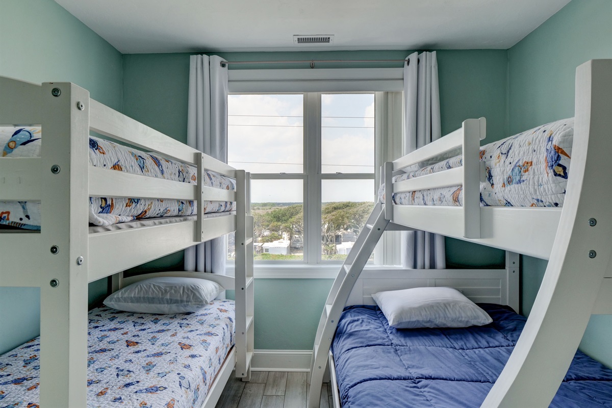 Bunk room with Twin/Twin & Twin/Full