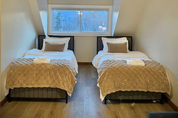 Unit B Bedroom w/ 1 King and 2 Twin Beds