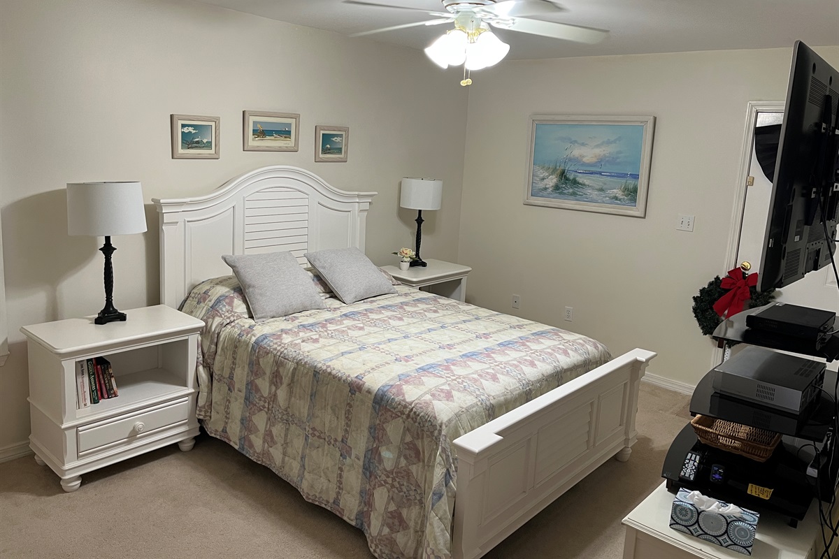 Master Bedroom/Queen bed