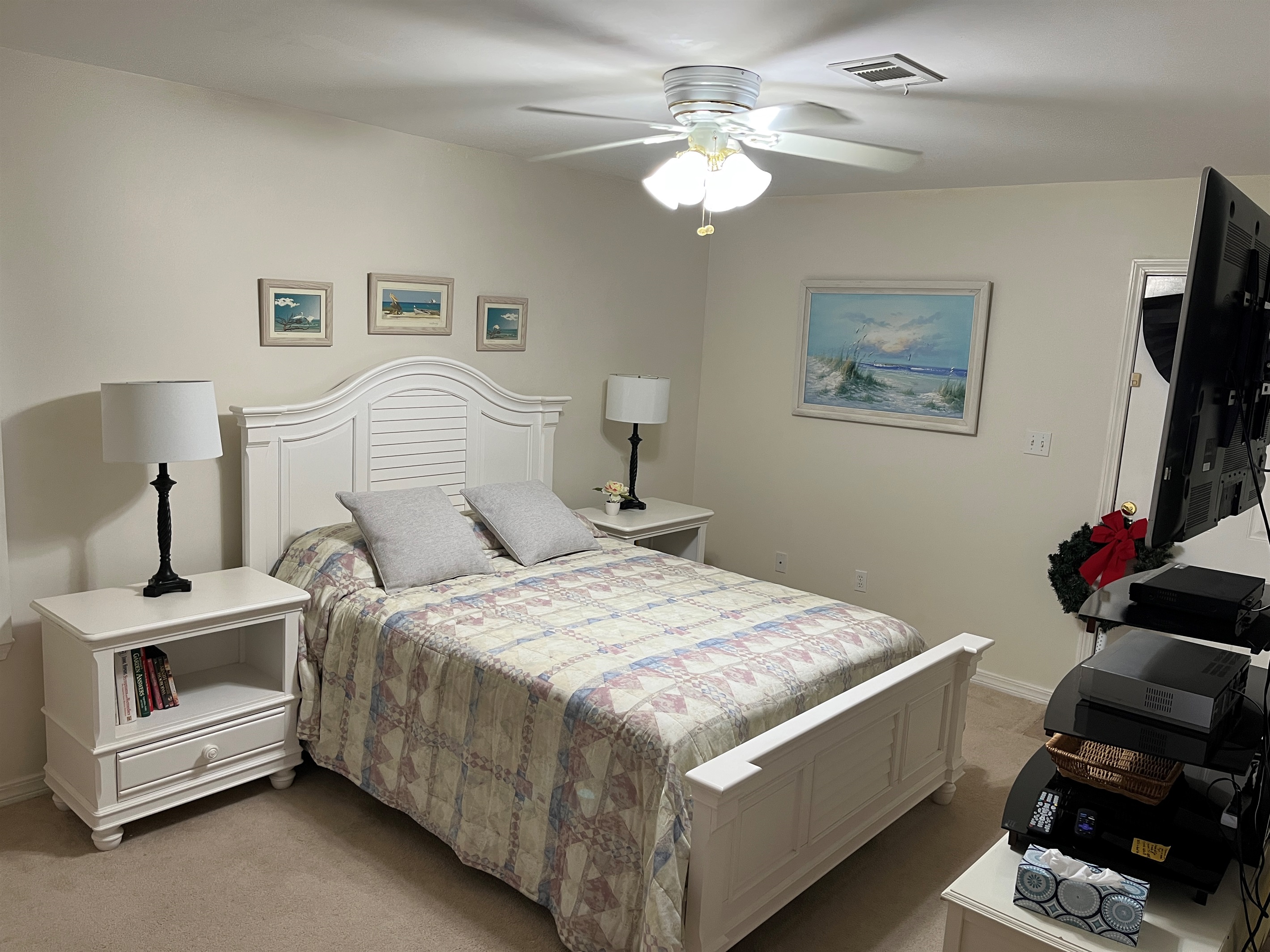 Master Bedroom/Queen bed