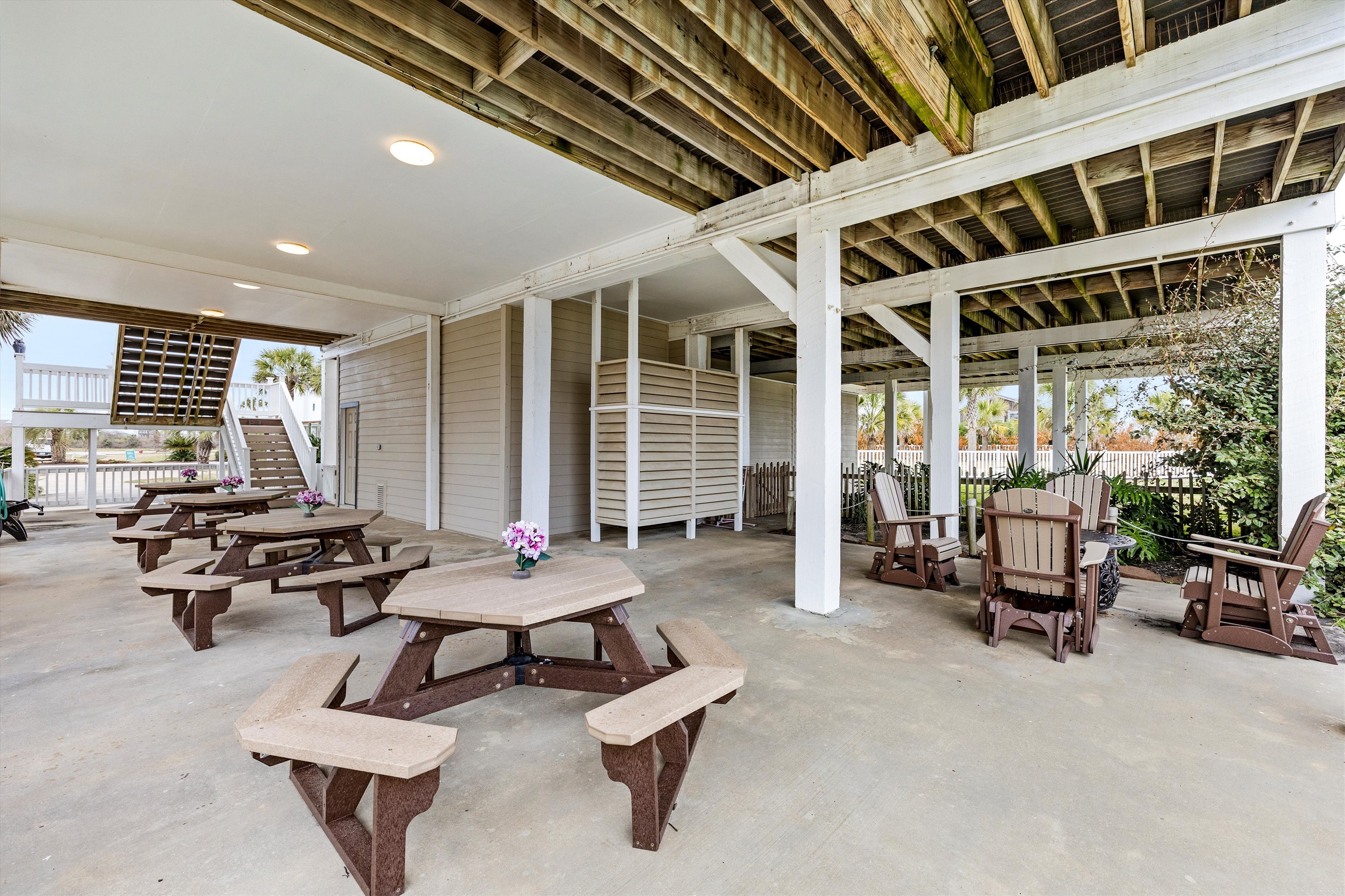 Outdoor Lounge Area: Enjoy friendly gatherings under the shade, surrounded by tropical vibes!