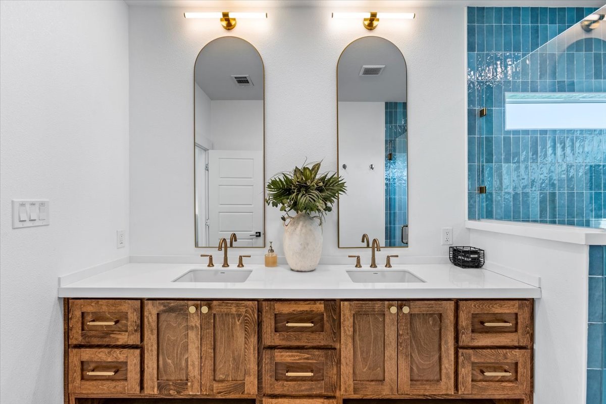 2b16d3b2acf24b2a8b481f25532eec11 Large | Beachhouse | Texas | TX | Vacation Homes | Galveston | Crystal Beach | Kokomo | Breezy Days | Beachfront Elegance | Sunrise Serenity | Southern Sands Property Management, LLC