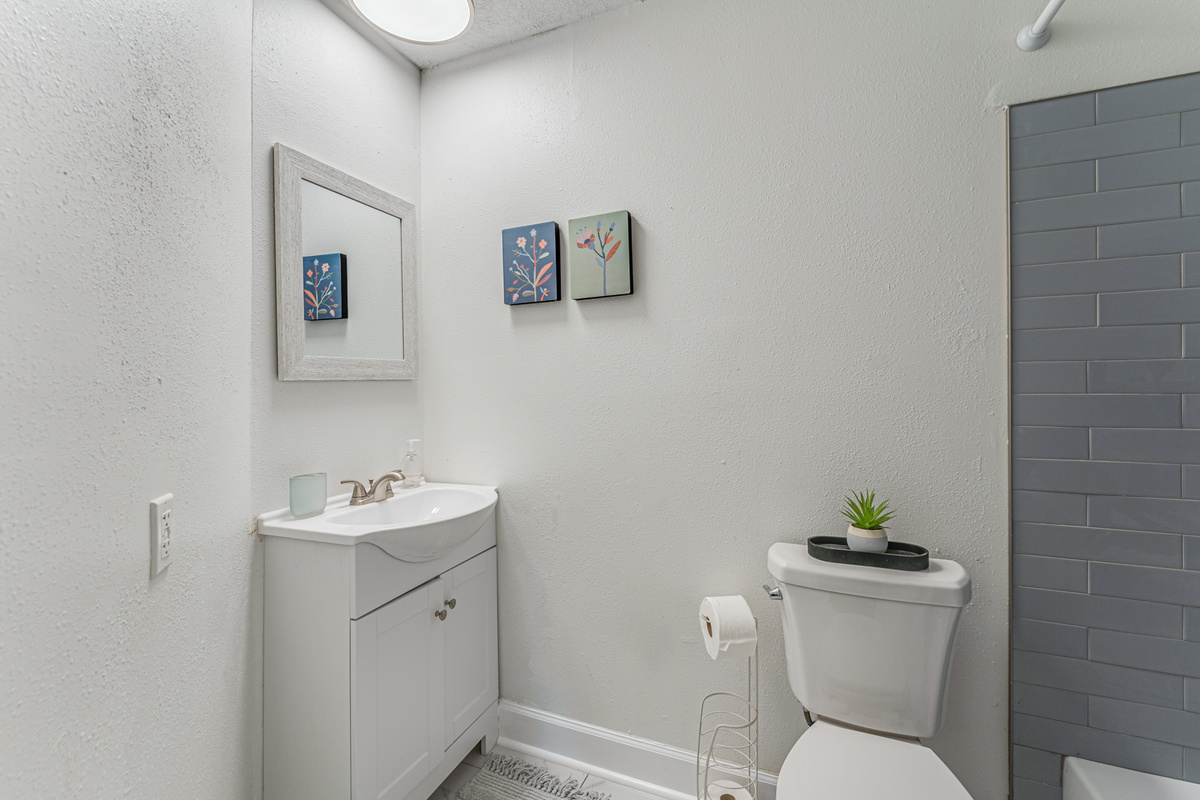 Connected to the primary bedroom, the ensuite bathroom features a bathtub, fresh towels, and all the essentials for a comfortable stay.
