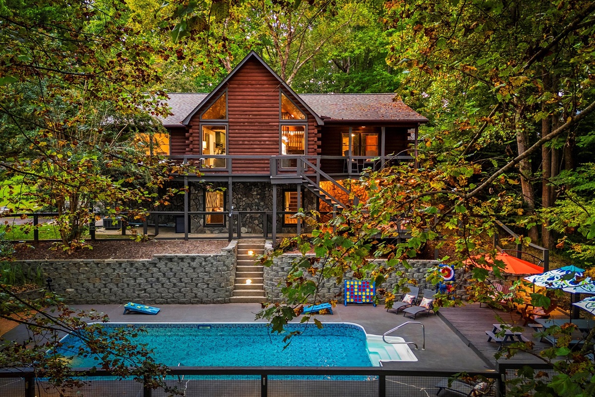 Whether it’s laughter, quiet reflection, or a splash in the pool, the expansive outdoor living areas and direct river access offer something for everyone to enjoy. 