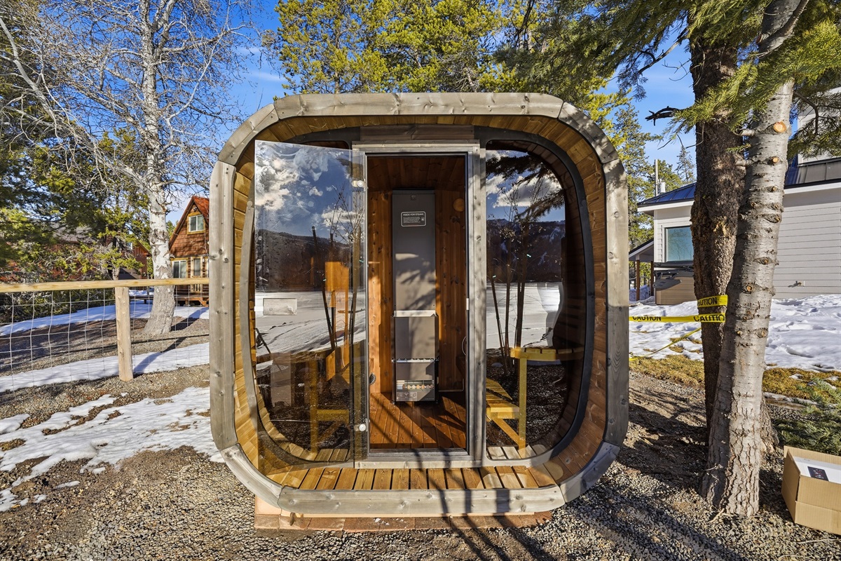 Relax in This Panoramic Sauna With Breathtaking Lake Views