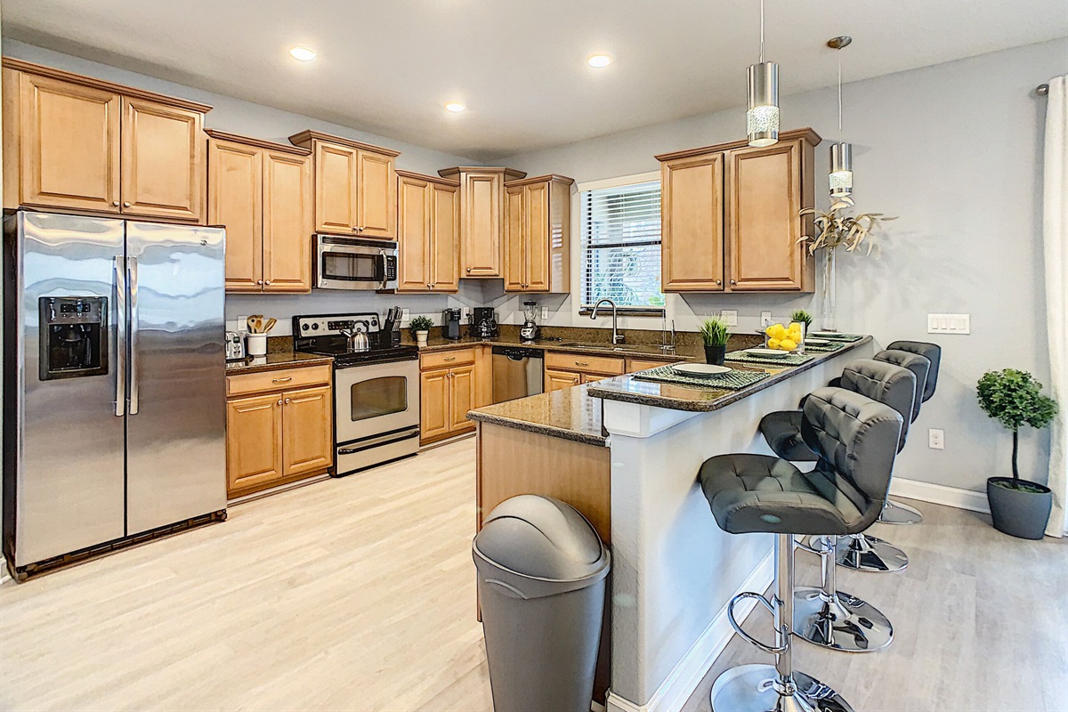 Breakfast Counter and Full Modern Kitchen