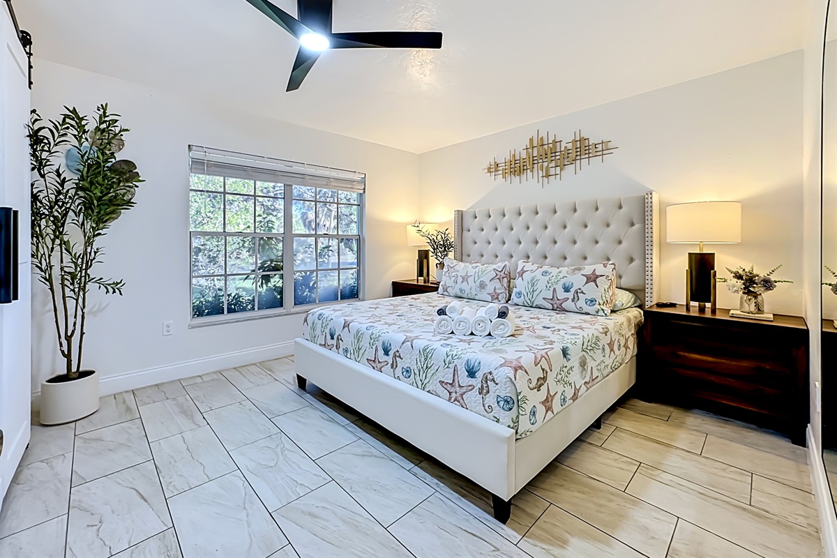 Our 2nd bedroom, with a King bed. 