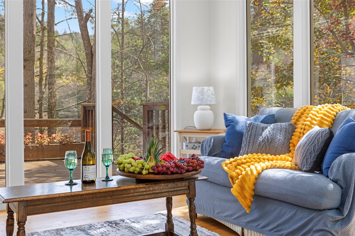 Sun Room: Bright space with stunning views, perfect for relaxing and savoring local delights!