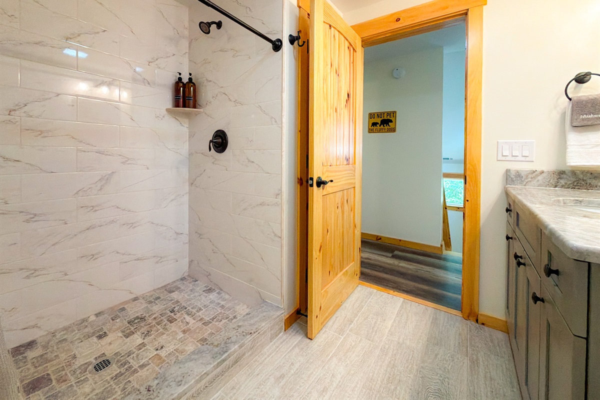 Large bathroom on the upper level between the game room and 4th bedroom.