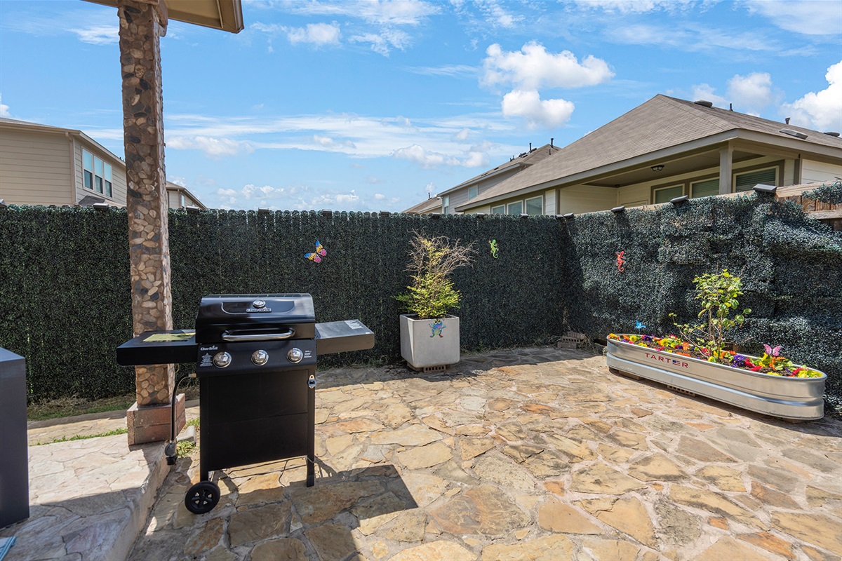 🏊 Backyard / Pool / “Poolside vibes and BBQ nights — the perfect Austin combo.”