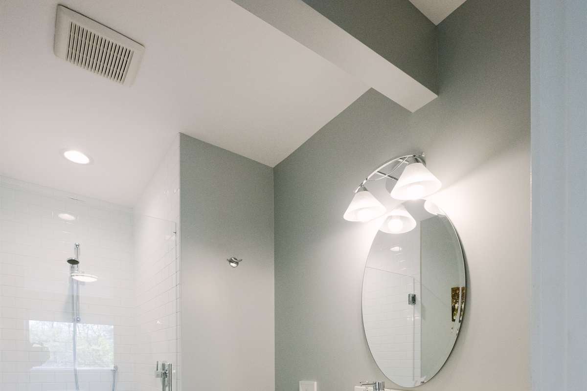 Ensuite bathroom connected to Cookhouse bedroom 1. 