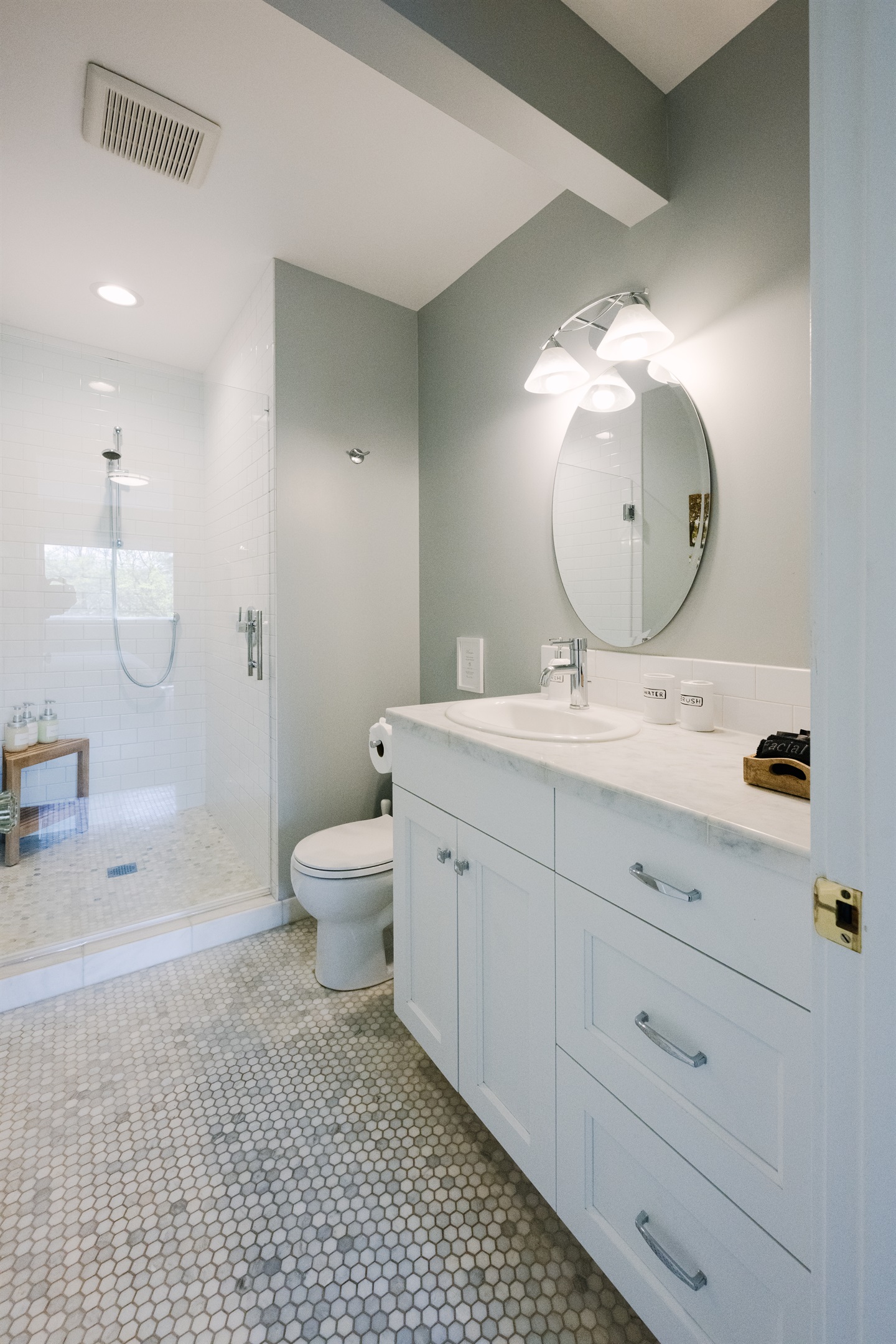 Ensuite bathroom connected to Cookhouse bedroom 1. 