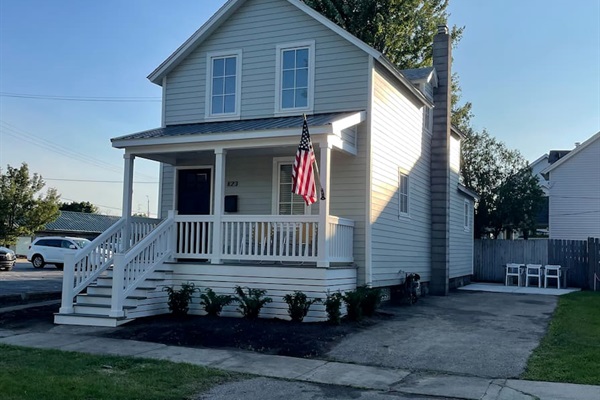 Just a short walk to downtown shops, cafes, McMorran, Pine Grove park and the St. Clair river front!