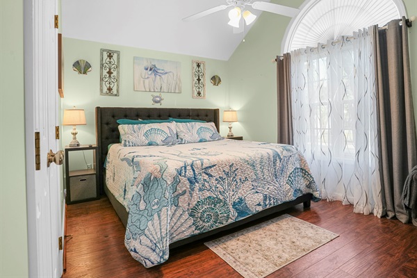 Front-Facing Bedroom, King Bed