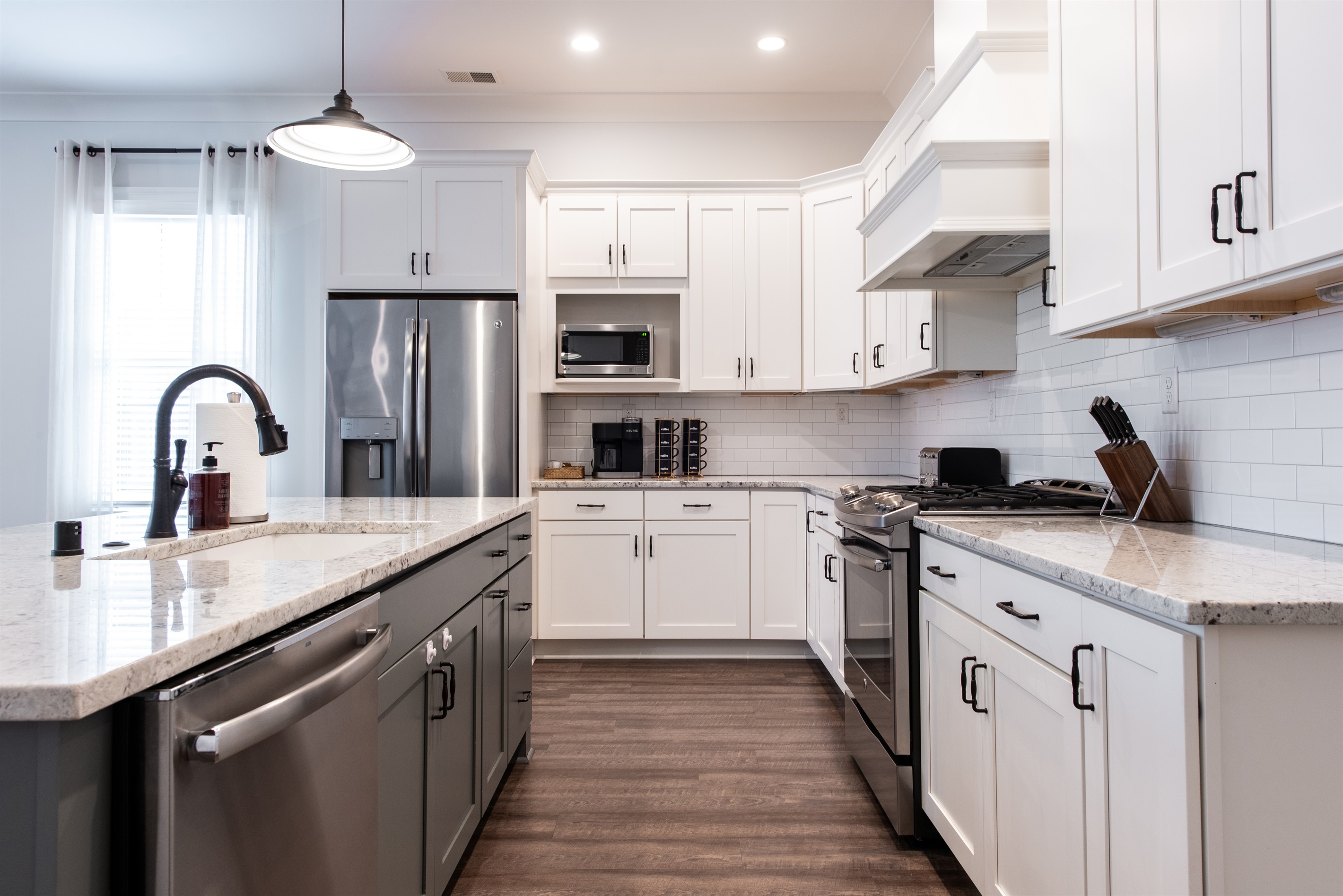 Modern and spacious kitchen for cooking!