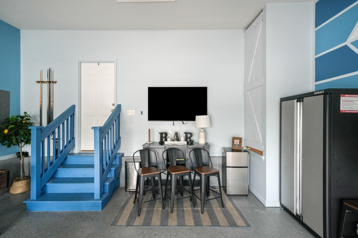 Enjoy with this mini bar in the garage with Smart TV and bar stool