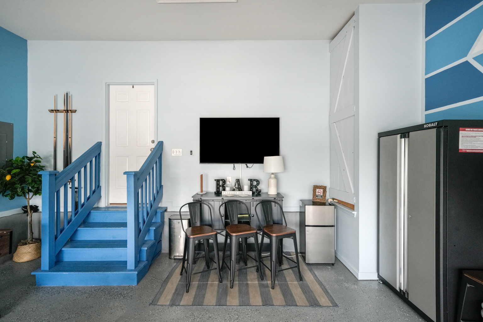 Enjoy with this mini bar in the garage with Smart TV and bar stool