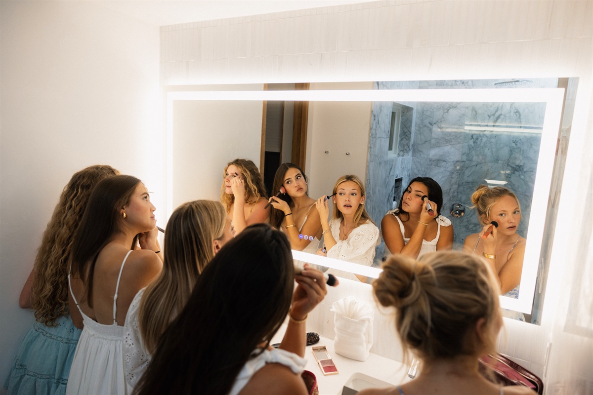 Getting ready together = half the fun 💄✨