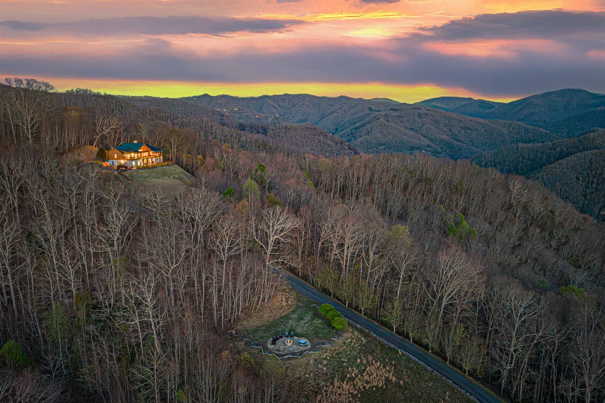 Mountain Escape: Spectacular sunset views from a charming hillside retreat in Bryson City!