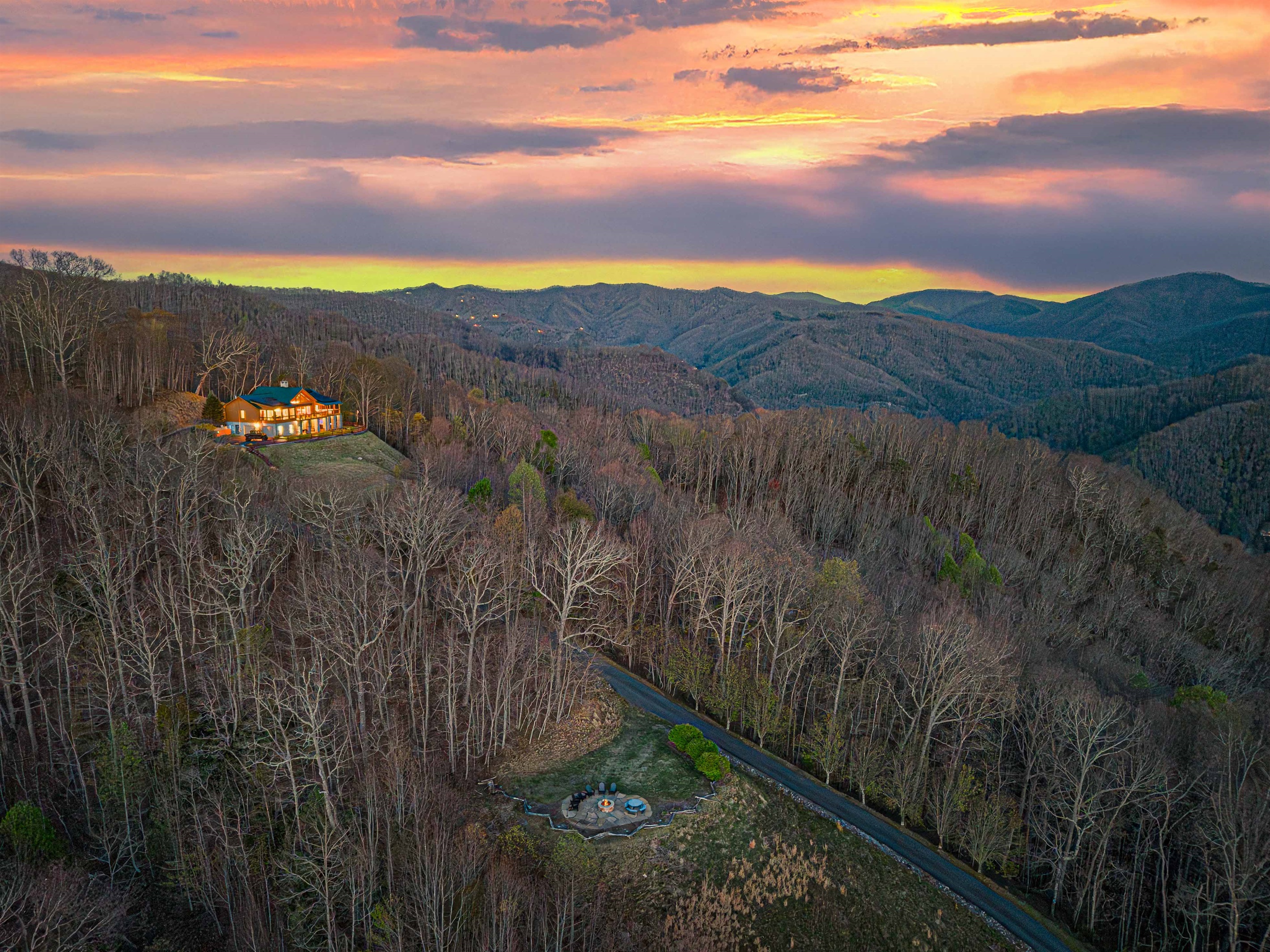 Mountain Escape: Spectacular sunset views from a charming hillside retreat in Bryson City!