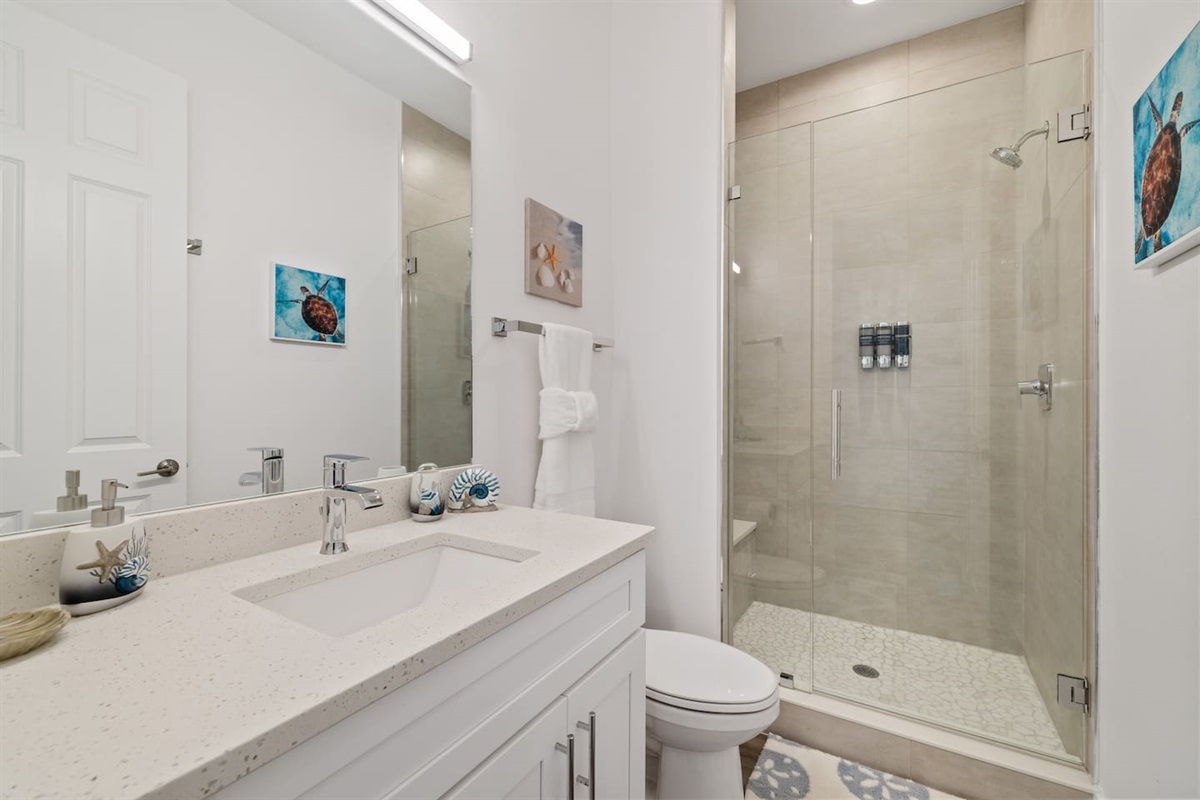 Shared bathroom for the bunkbed room and double full bedroom