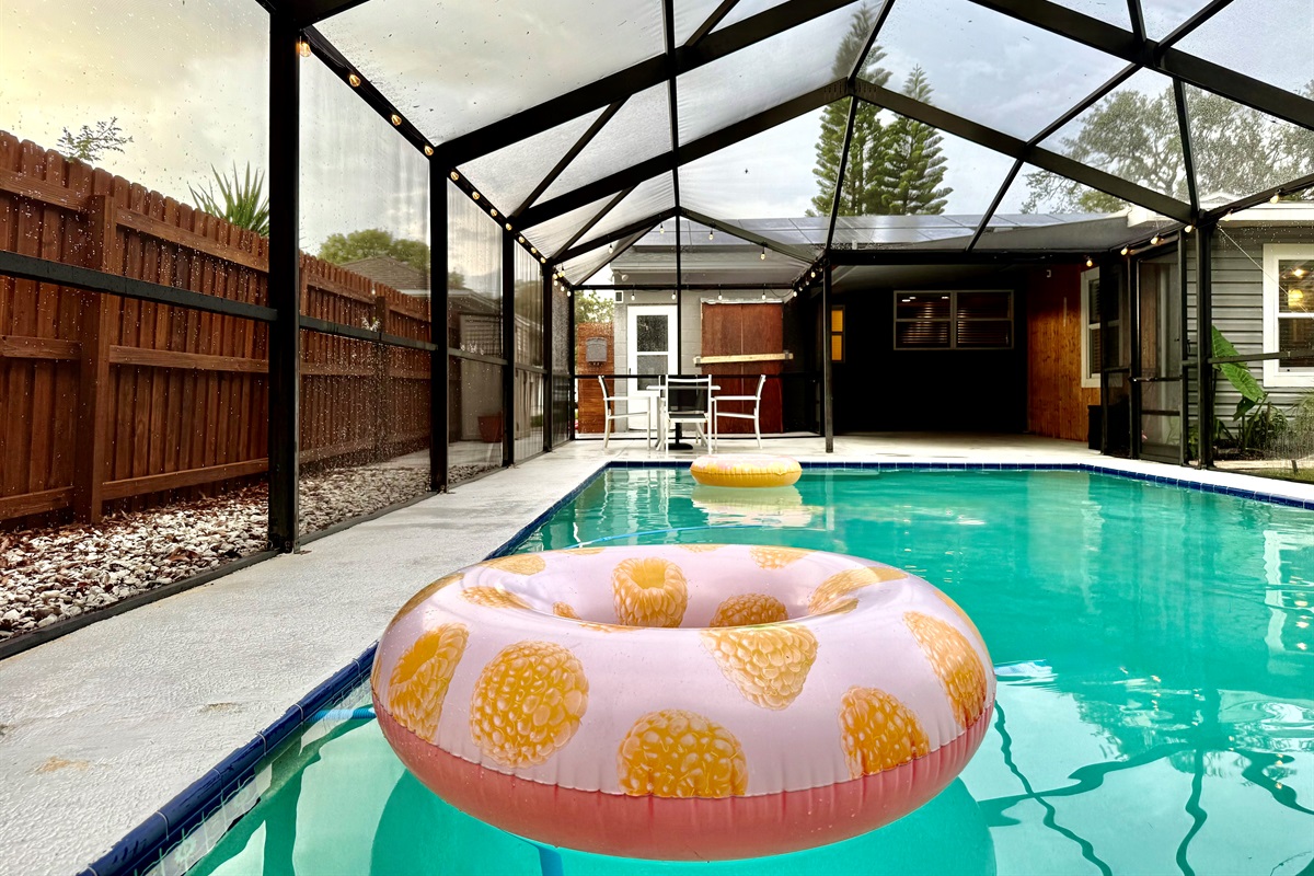 Safe, enclosed, and splash-ready—perfect for pool games with the kids or a relaxing glass of wine at sunset.
