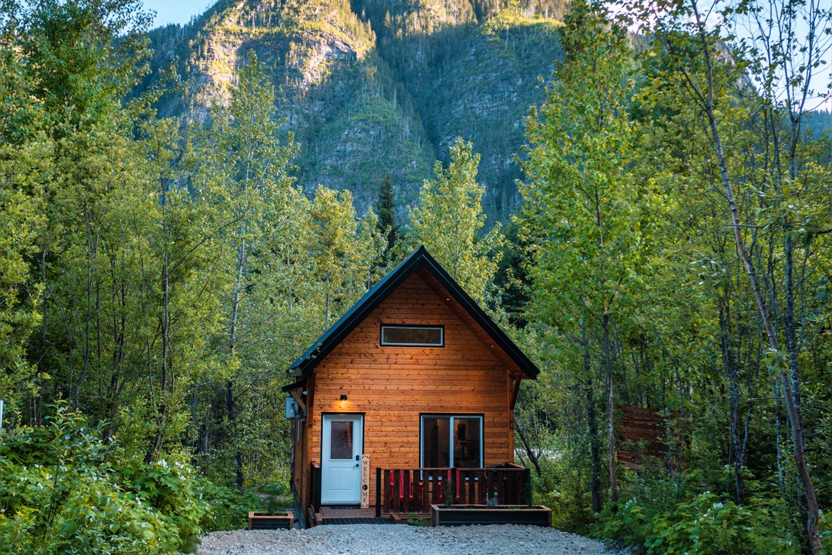 Front of Luna Lodge with Mount MacPherson shoulder in the background