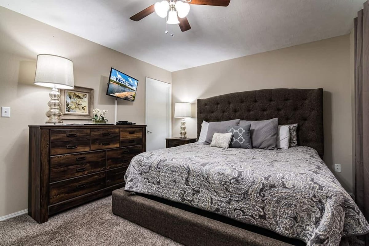 King Bedroom1 with ensuite