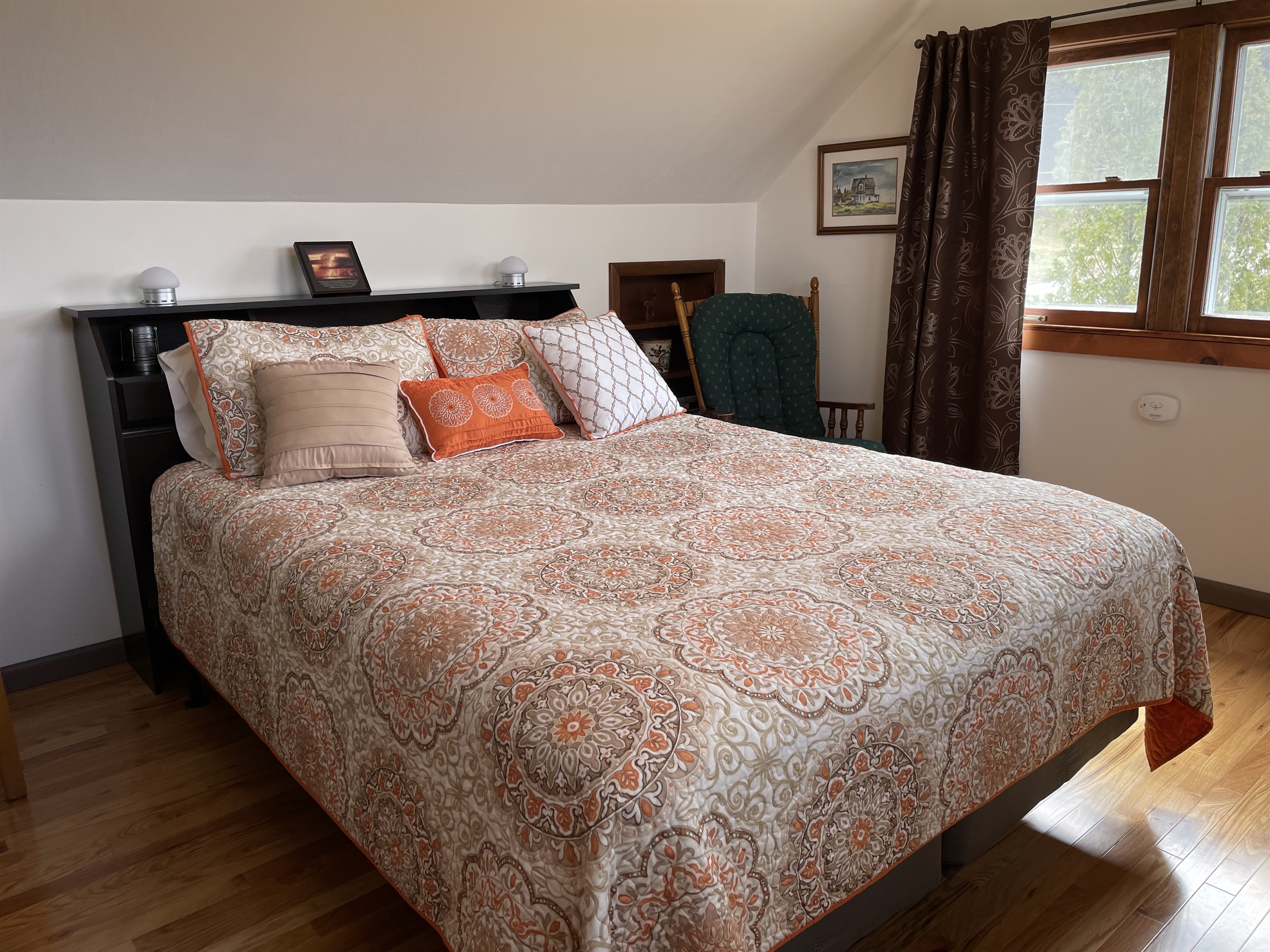 2nd floor queen bedroom