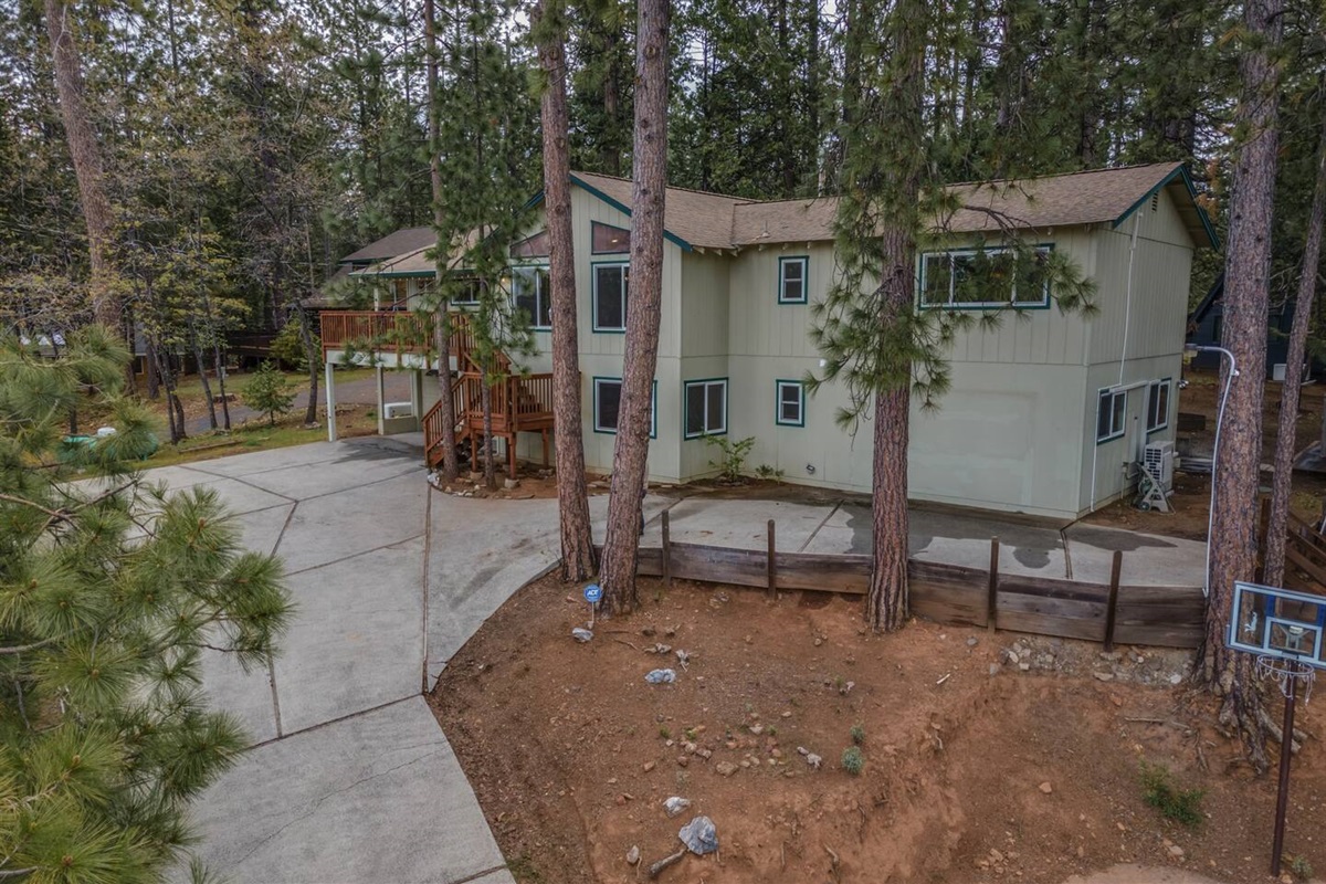 Large driveway with plenty of room for parking