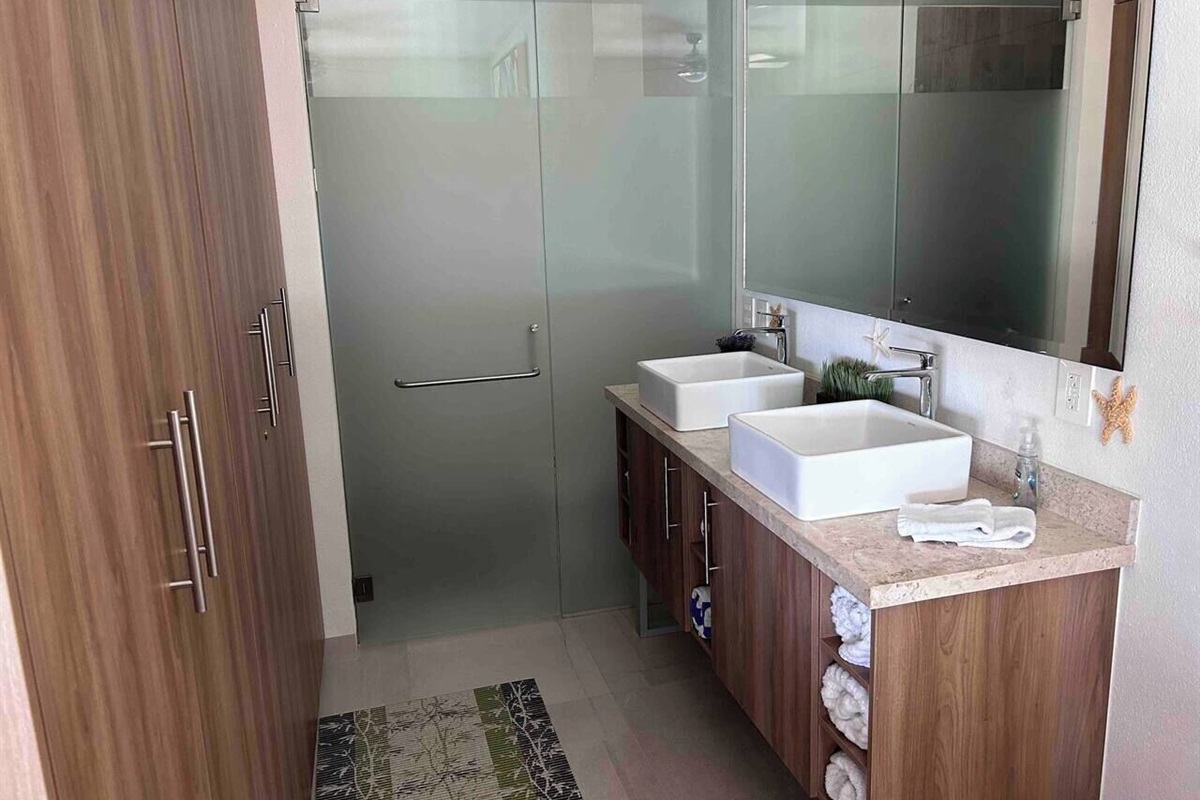 Large full bath with plenty storage 320