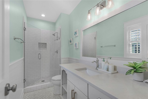 Queen Bathroom (2nd floor)