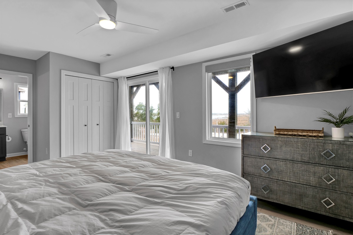 Experience true relaxation in this spacious & airy king suite, where comfort meets coastal charm. Step out from the primary suite onto your private balcony and soak in morning sun or evening coastal breezes.