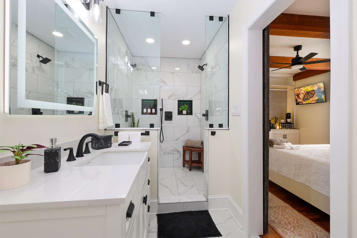 Ensuite bathroom with double shower head and massage wand, LED lights in shower nooks