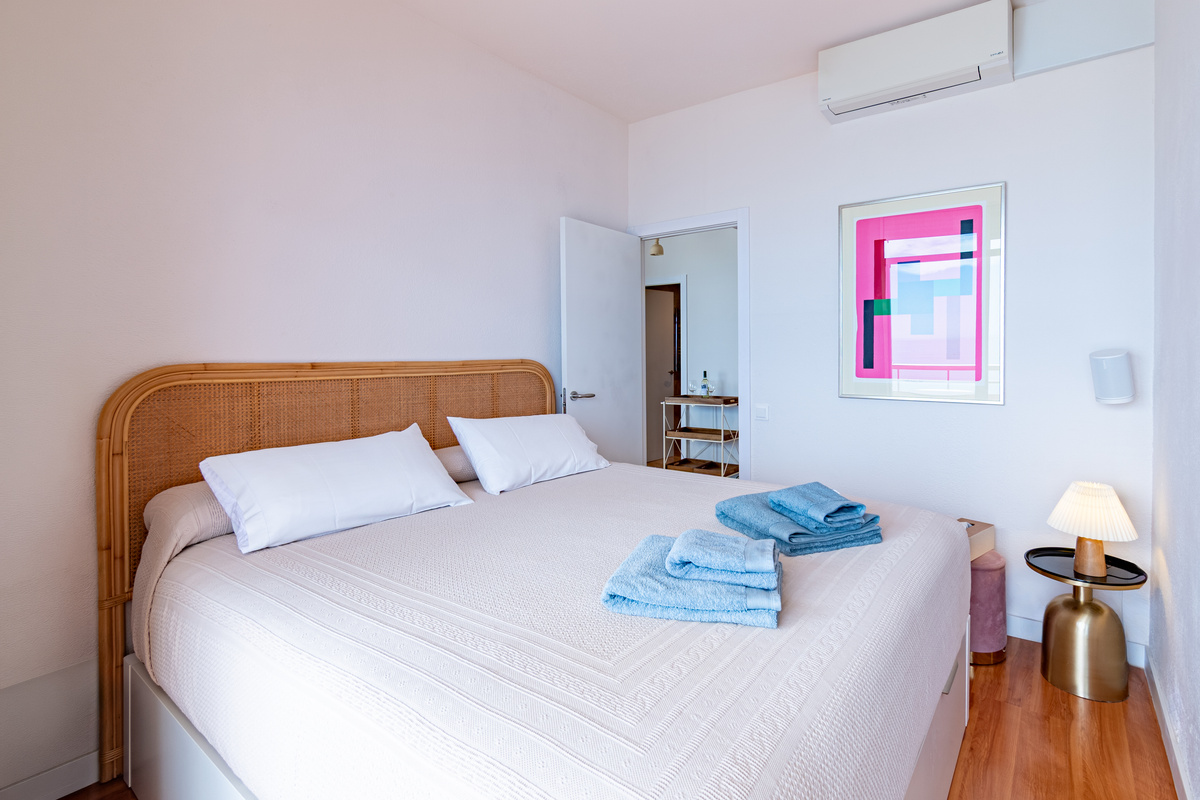 Second bedroom with a calm, bright atmosphere