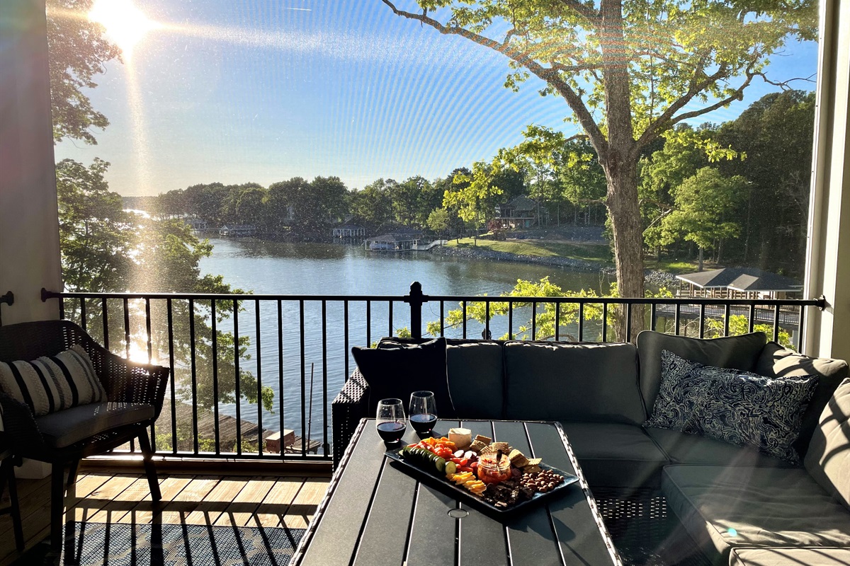 Ah, peaceful dinners on the porch right off the main living area
