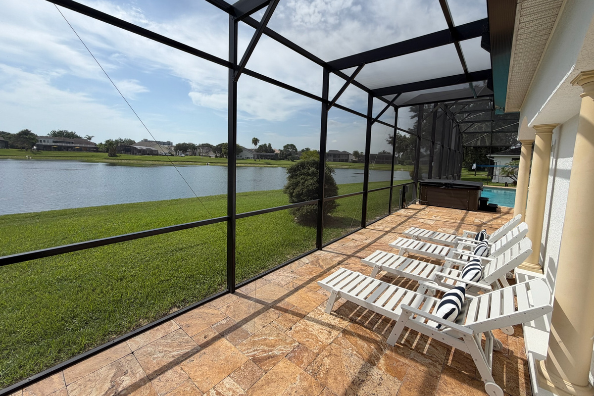 Large Stunning Pool with a real Hut Tub overlooking the lake
