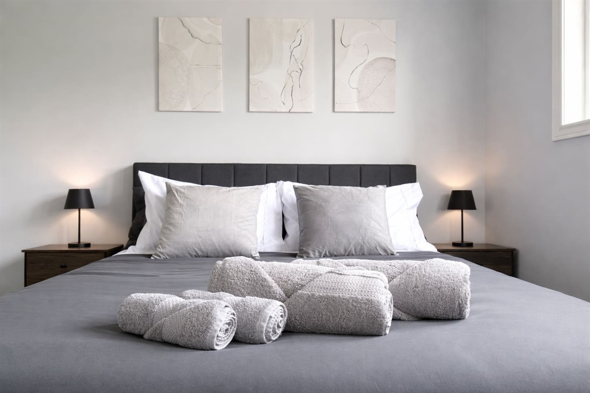 Queen Room - Queen bed with closet