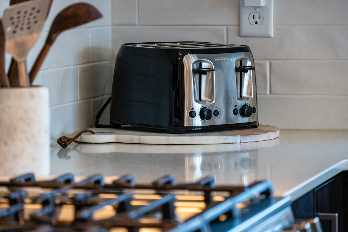 Start your mountain mornings with breakfast made easy using the fully stocked kitchen and convenient small appliances.