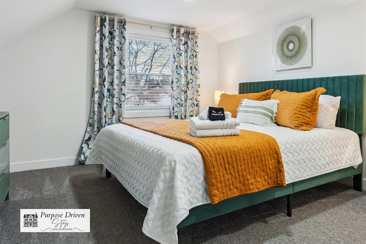 Large main bedroom with a comfortable king bed to provide a great nights sleep!