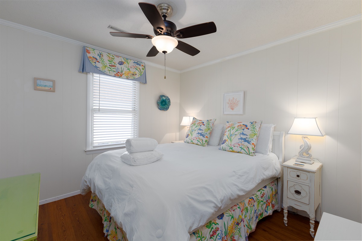 Beachy d&eacute;cor and natural light in Bedroom 1