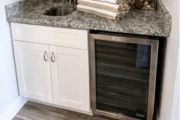 A bright kitchen with a center island and ample cabinet space makes cooking and gathering a joy. Pull up a stool and enjoy the heart of the home. ⭐