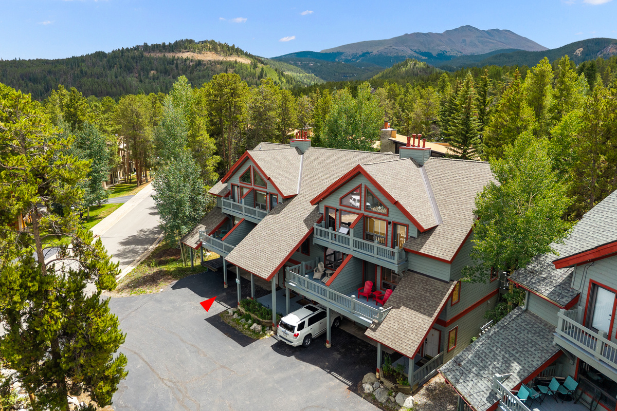 Aerial view off Columbine Pine Creek Retreat (red arrow). 